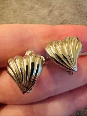 Vintage Silver Shell Clip-On Earrings - Classic Silver Tone